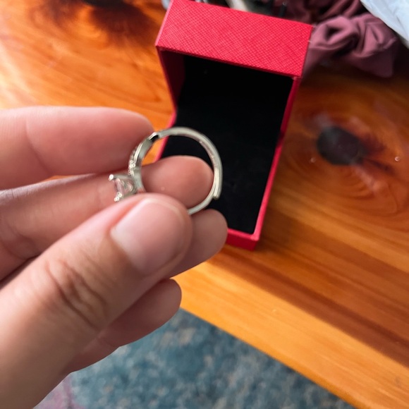 Pretty ring offers welcome holiday - Picture 3 of 7